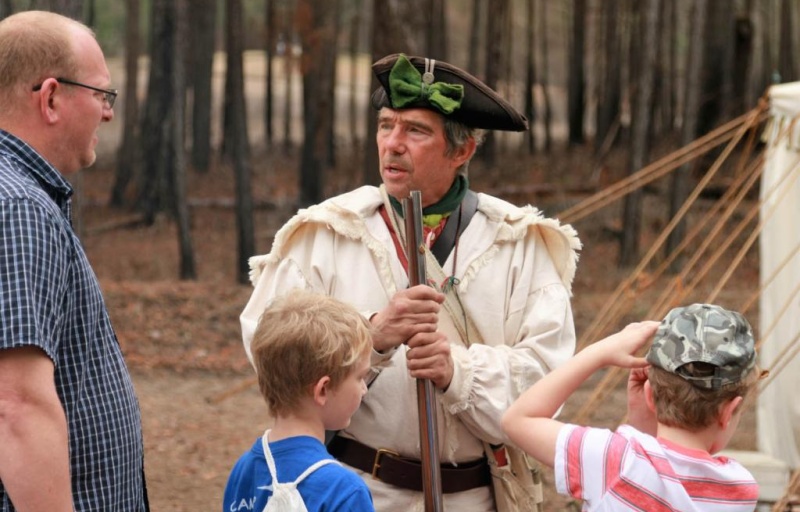 Moores Creek Patriot talking to a visiting family