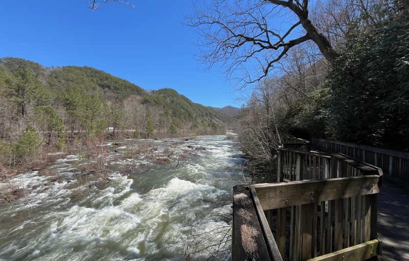 Boardwalk trail over the rapids