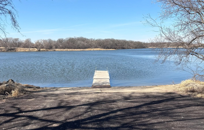 A boat dock floating on the edge of the lake