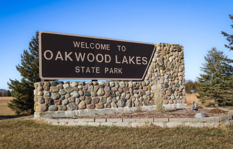 The entrance sign at Oakwood Lakes